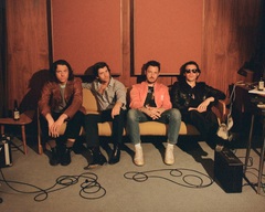 ARCTIC MONKEYS、ニュー・アルバム『The Car』より新曲「There'd Better Be A Mirrorball」MV公開