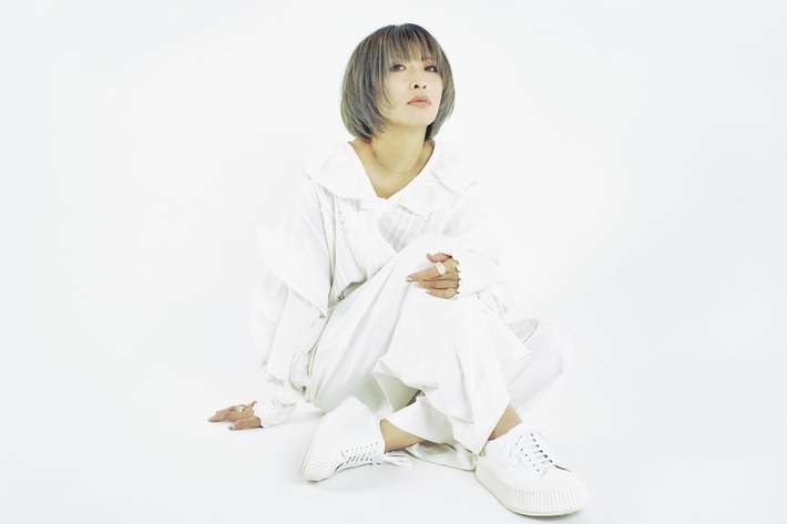 草野華余子、改名後初のアコースティック・ミニ・アルバム『カメレオンの憂鬱』本日8/3リリース