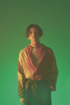 Ayase、ソロ初オリジナル曲「飽和」＆"プロセカ"提供楽曲「シネマ」セルフ・カバーをコンパイルした両A面配信シングルをリリース。本日9/30 20時より「飽和」MV公開