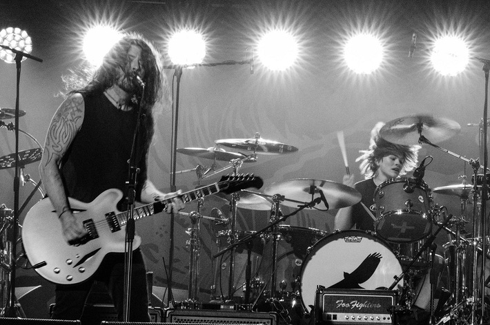 FOO FIGHTERS、Taylor Hawkins（Dr）のトリビュート・コンサートより息子Shaneを迎えた「My Hero」パフォーマンス映像公開