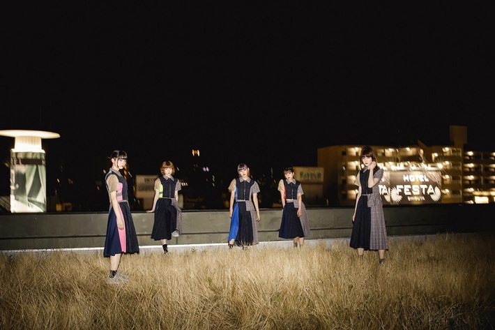 豆柴の大群、新メンバー追加オーディションを含む企画"MUST CHANGE PROJECT"始動。現5人体制でのラスト・シングル『MUST CHANGE』発売＆現5人体制ラスト・ワンマン開催決定