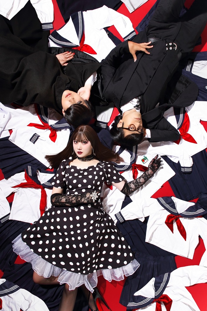 アーバンギャルド、中野サンプラザで15周年記念公演"SOTSUGYO SHIKI"開催