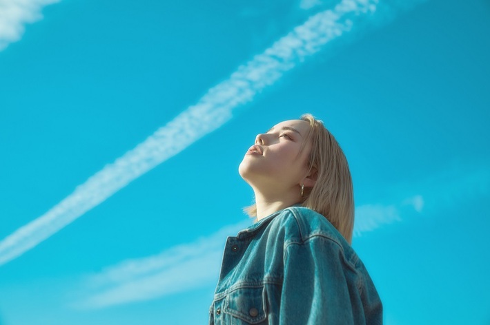 ゆいにしお、配信シングル「sun shade」MV＆メジャー1stフル・アルバム『tasty city』ジャケット写真公開