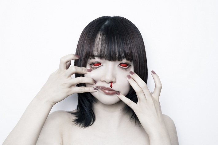 BiS、5人目の新メンバー"ヒューガー"加入発表。赤目／鼻血アー写公開