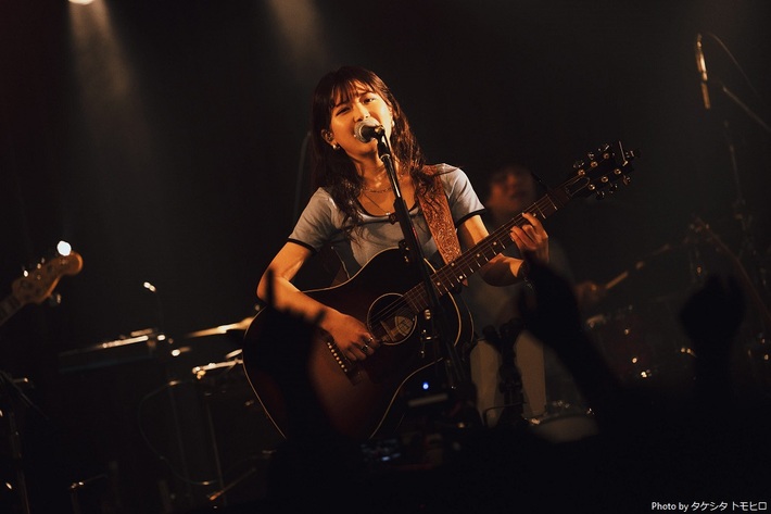 門脇更紗、8月に開催した"ファウンテンブルーに染まって～レコ発ワンマンライブ～"より「真夏のサイダー」ライヴ映像公開