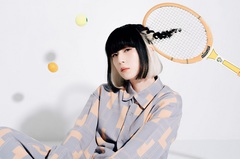 majiko、ラケットに髪を"編む"新ヴィジュアル公開。アルバム『愛編む』ジャケットも発表