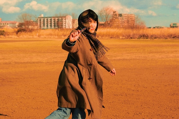 Mom、5thアルバム『¥の世界』より新曲「鉄人28号になって」配信リリース。MVは劇中劇調のドキュメンタリーに