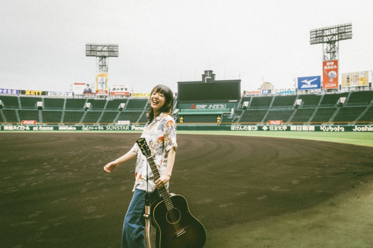 あいみょん、甲子園弾き語りライヴに独占密着した