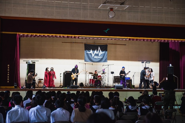 桃色ドロシー、日テレ系"真相報道 バンキシャ！"にて密着映像放送。学生とのライヴ映像も公開