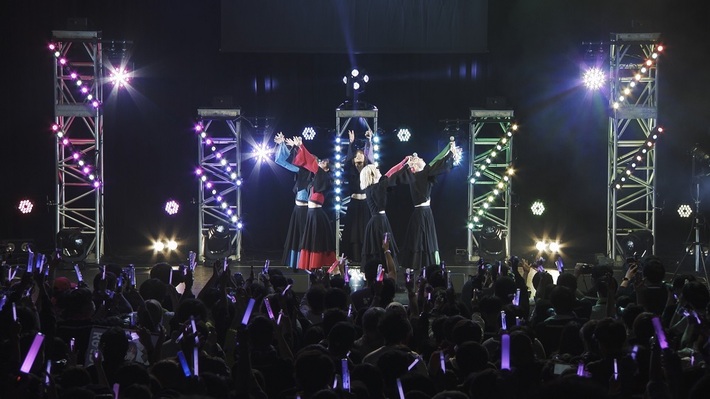 豆柴の大群、カエデフェニックス含むオリジナル・メンバー5人体制ラスト・ライヴ"WE MUST CHANGE TOUR FiNAL"から「りスタート」ライヴ映像公開