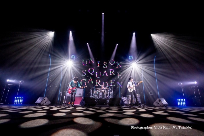UNISON SQUARE GARDEN、ライヴBD／DVD『TOUR 2022『kaleido proud fiesta』』より「kaleido proud fiesta」ライヴ映像公開
