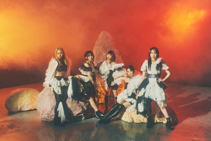 フィロソフィーのダンス、新曲「熱風は流転する」MV公開。熱風に吹かれて妖艶ポール・ダンス