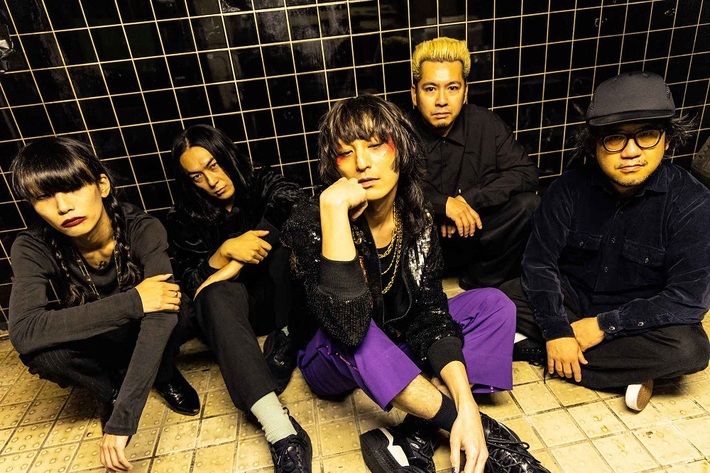 ドレスコーズ、最新ツアー"戀愛遊行"大阪公演収録ライヴBlu-ray＆DVD『ドレスコーズの味園ユニバース』ジャケ写＆予告編公開。リリース記念イベント開催決定