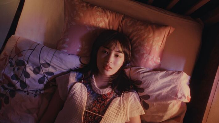 ヨルシカ「アルジャーノン」×ドラマ"夕暮れに、手をつなぐ"スペシャルPVが公開。広瀬すず演じる"空豆"出演