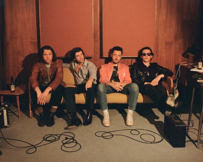 来日ツアー控えたARCTIC MONKEYS、最新アルバム『The Car』より「Sculptures Of Anything Goes」MV公開
