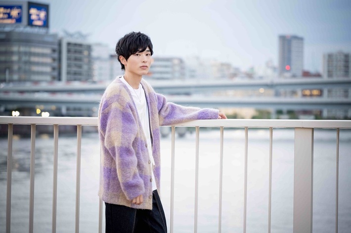 Motoki、YouTubeチャンネル"アットホームチャンネル"協力のもと"絵描きのホームレス"エノビのイラスト使用した「ティラノザウルスが吠える」リリック・ビデオ公開