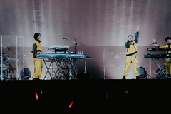 YOASOBI、初の単独アリーナ・ツアー"電光石火"追加公演決定。4/12にはTVアニメ"【推しの子】"OP主題歌「アイドル」配信リリースも