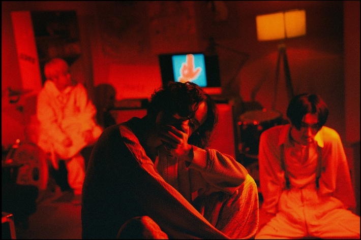 PEOPLE 1、本日5/17リリースの1stシングル『GOLD』より表題曲「GOLD」MV公開。8人組コント・ユニット ダウ90000の道上珠妃迎えた実写MVに