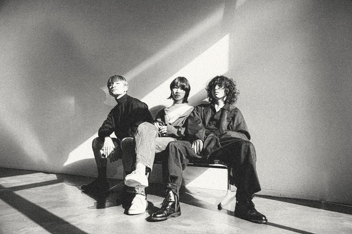 インディー・ロック・バンド Apes、1stフル・アルバム『PUR』から「Stay alive」MV公開