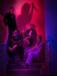 QUEENS OF THE STONE AGE、最新アルバム『In Times New Roman...』6/16リリース決定。「Emotion Sickness」先行配信スタート、明日5/12リリック・ビデオ公開