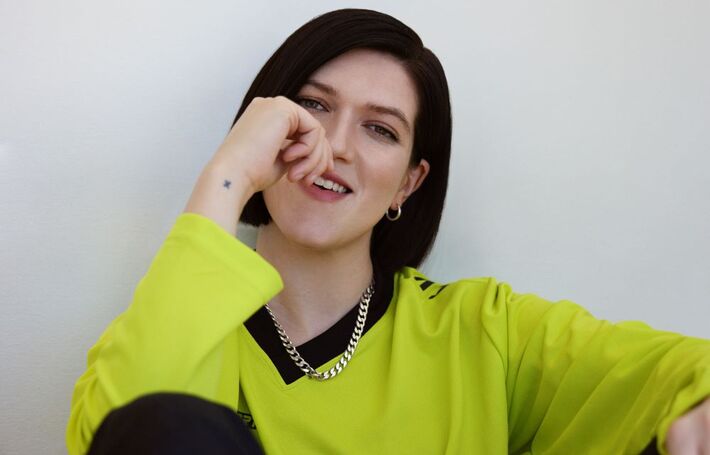 Romy（THE XX）、ソロ・デビュー・アルバム『Mid Air』9/8リリース。収録曲「Loveher」公開