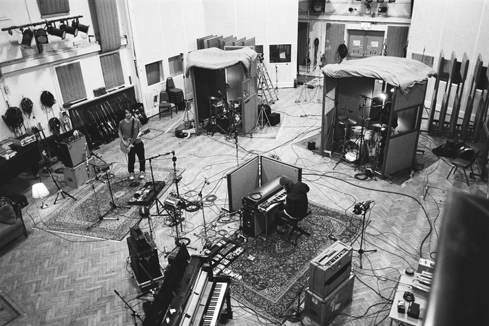 Thom Yorke、Jonny Greenwood、Tom Skinnerによるバンド"THE SMILE"、新曲「Bending Hectic」公開