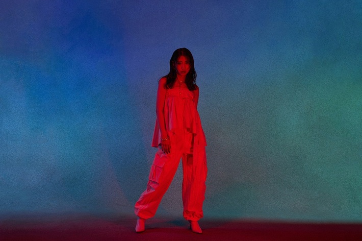 eill、新恋愛リアリティ番組"ラブ トランジット"主題歌の新曲「happy ending」リリック・ビデオ公開