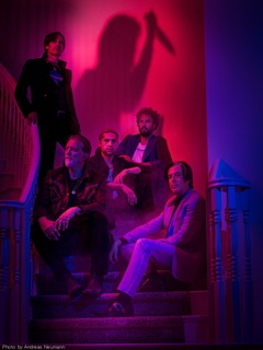 QUEENS OF THE STONE AGE、最新アルバム『In Times New Roman...』からの2ndシングル「Carnavoyeur」公開