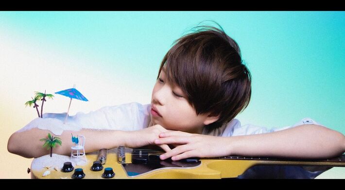 Maica_n、自身初のサマー・ソング「Kiss and Kiss」8/16配信リリース決定。新山詩織とのツーマン・インストアも