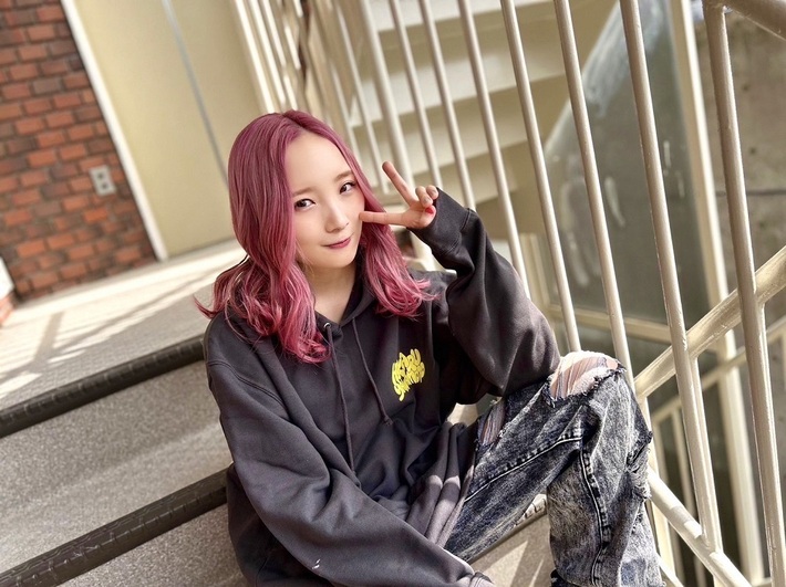 Ba＆Voのソロ・アーティスト やまもとひかる、激ロック・プロデュースによる美容室"ROCK HAiR FACTORY"のヘアモデルに登場