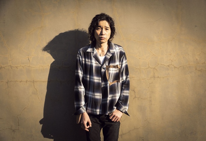 斉藤和義、弾き語りツアー日本武道館公演のライヴBlu-ray＆DVDティーザー映像公開。ギブソンとコラボした30周年スペシャル企画展を3日間限定で開催決定