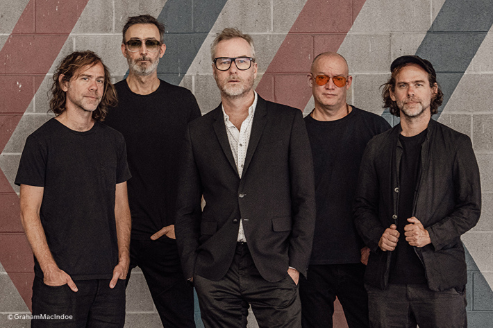 THE NATIONAL、4月リリースの『First Two Pages Of Frankenstein』と同セッション時に制作された12曲収録のアルバム『Laugh Track』配信リリース。CD＆LPは11/17発売