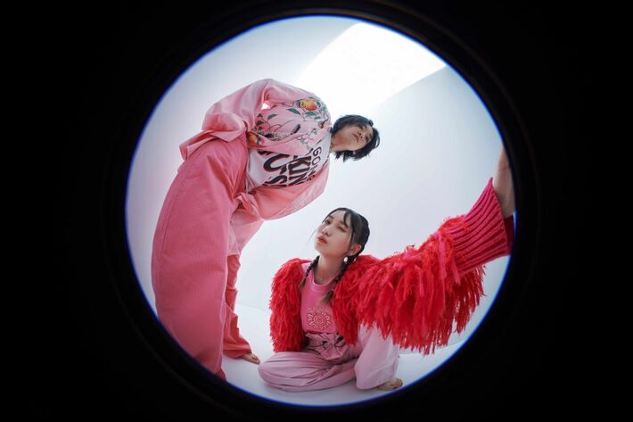 YOASOBI、TVアニメ"葬送のフリーレン"OPテーマ「勇者」MV＆楽曲用原作小説"奏送"本日9/29 23時公開。新アー写発表