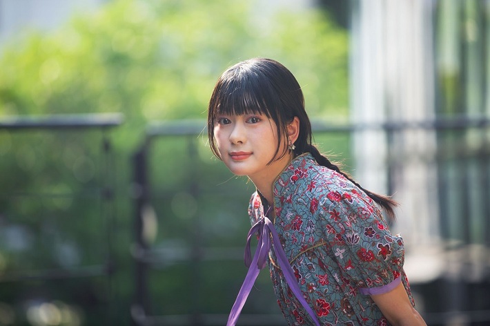 ももすももす、ニュー・シングル『6を撫でる』10/25リリース決定。TVアニメ"帰還者の魔法は特別です"書き下ろしジャケ写公開