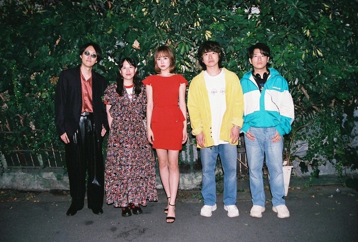 GOOD BYE APRIL、新曲「サイレンスで踊りたい」MV公開。阪田マリン（ザ・ブラックキャンディーズ）が"昭和七変化"