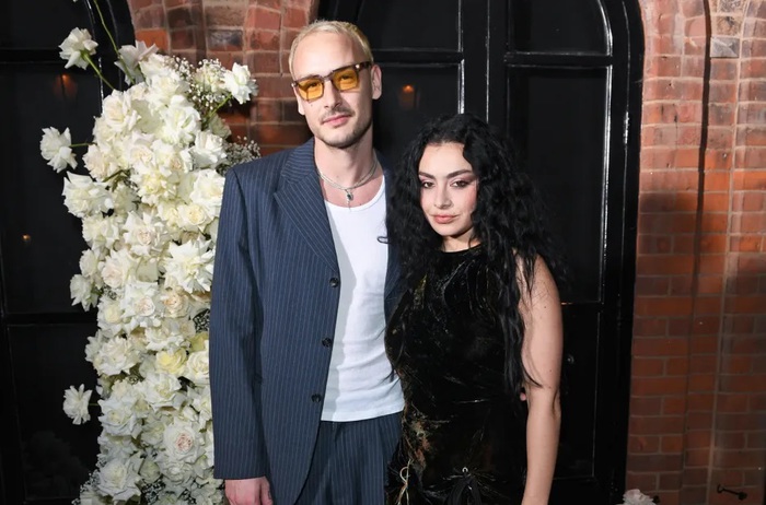 George Daniel（THE 1975）とCHARLI XCXが婚約