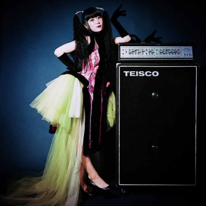 Daoko、RPGゲーム"メメントモリ"1周年記念し書き下ろした新曲「Allure of the Dark」配信リリース。本日11/1 21時リリック・ビデオ公開