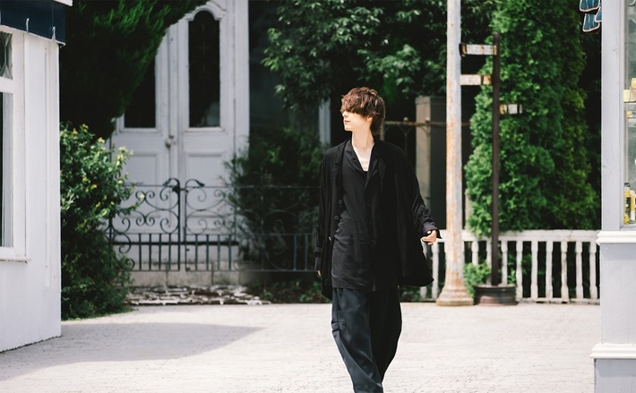 伊東歌詞太郎、ニュー・アルバム『魔法を聴く人』より「singer.song.writers.(alpinist.)」MVを明日11/8 0時プレミア公開