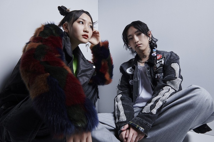 YOASOBI、"ポケットモンスター スカーレット・バイオレット"インスパイア・ソング「Biri-Biri」に合わせてピカチュウらが踊るダンス動画公開。香港での初披露ライヴ映像も