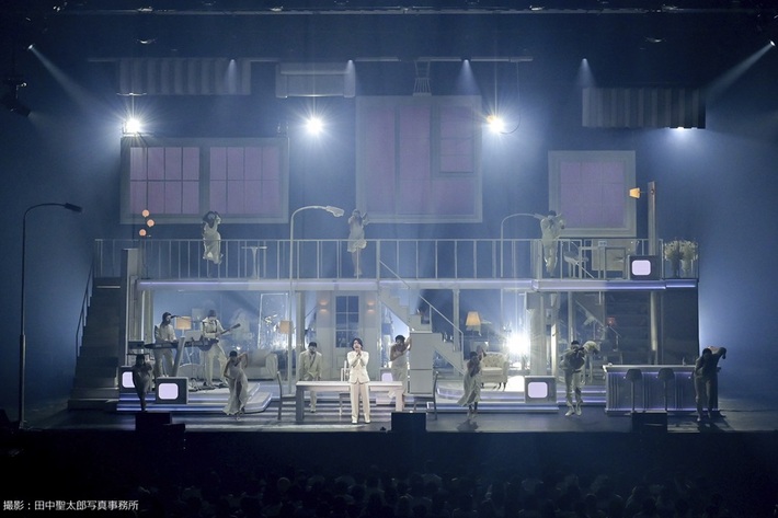 Mrs. GREEN APPLE、ホール・ツアー"The White Lounge"映画化＆スタジアム・ツアー開催決定。新曲「ライラック」がTVアニメ"忘却バッテリー"OPテーマに