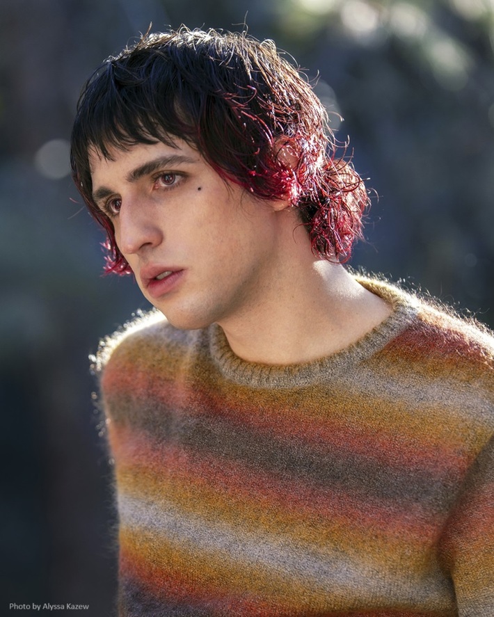 Porter Robinson、新曲「Cheerleader」リリース。MVではギター・プレイ姿も披露