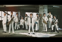 東京スカパラダイスオーケストラ、デビュー35周年キックオフ・コラボのタイトルは"風に戦ぐブルーズ feat.TAKUMA(10-FEET)"。揃いのスーツを纏った最新ヴィジュアル公開