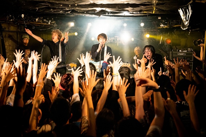 THE BAWDIES、下北沢SHELTERにて豪華ゲストを迎え開催されたライヴ"デビュー15周年記念日「THANKSGIVING!」POPCORN Release Party"アーカイヴ期間限定公開