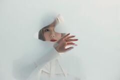 吉澤嘉代子、ライヴ・アルバム『若草六花』8/7リリース決定。アコースティック・ツアー開催も