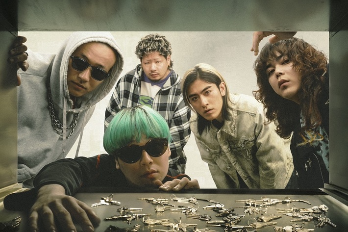 Kroi、横浜赤レンガ倉庫での野外フリー・ライヴの映像やCM撮影裏側ダイジェストした「Amber」オフィシャル・ムービー公開