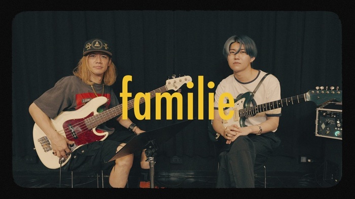 Mrs. GREEN APPLE、最新シングル「familie」を若井滉斗（Gt）＆サポート・ベース 二家本亮介がフル・サイズで披露した"弾いてみた動画"公開