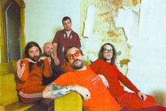 IDLES、ラッパーのDanny Brownをフィーチャーした「POP POP POP」リミックスをリリース