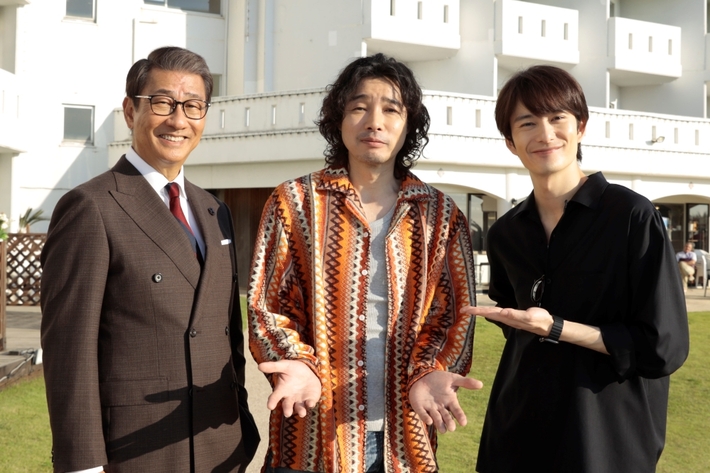 斉藤和義、テレビ朝日系木曜ドラマ"ザ・トラベルナース"最終回でドラマ初出演。ラスト・シーンで主題歌「泣くなグローリームーン」をサプライズ披露