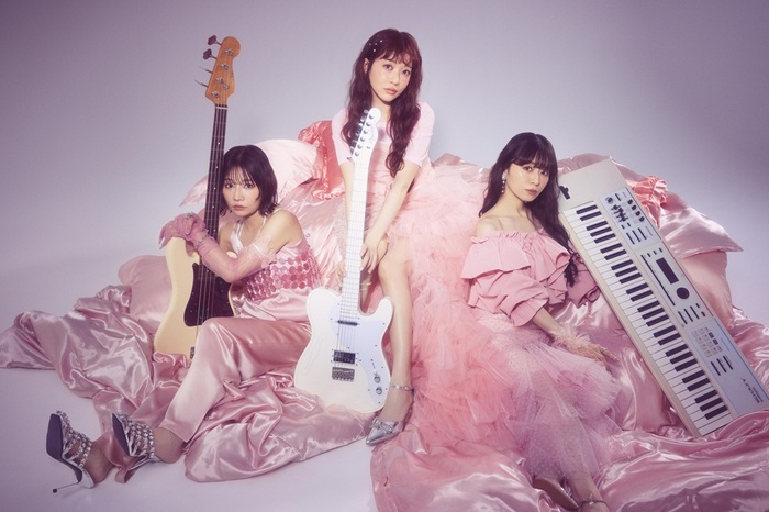 SILENT SIREN、来年1/15リリースのニュー・ミニ・アルバム『more than pink』ジャケ写＆新アー写公開。12/6 20時よりオンライン・サイン会開催