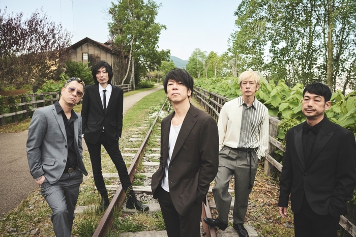 the HIATUS、初の日比谷公園大音楽堂公演をCD音源化したライヴ・アルバム『Sunset on the Rails 2024.08.18』フォトブック同梱の受注生産限定盤としてリリース決定